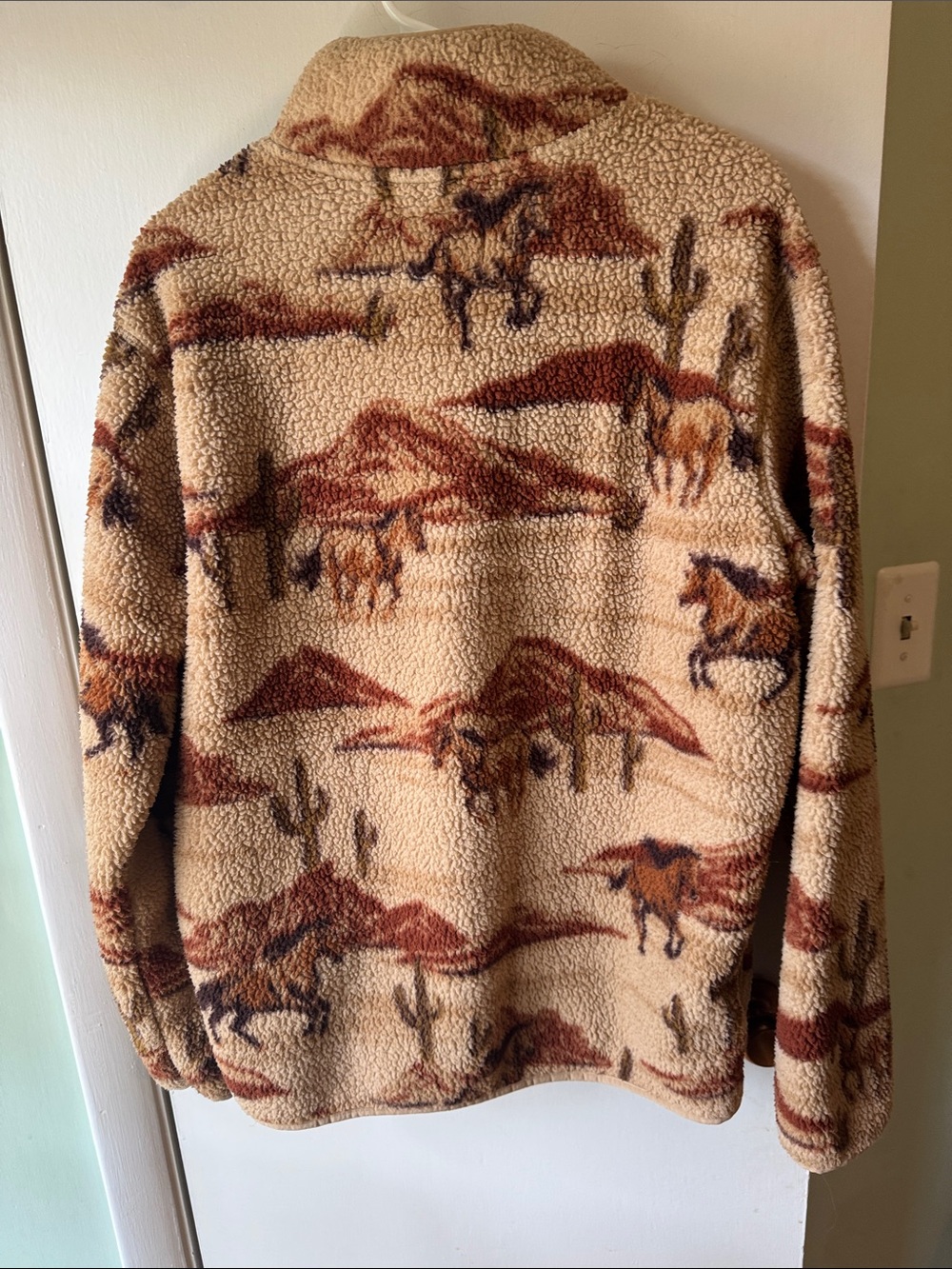 Old Navy Men’s Beige and Brown Sherpa Zip Pullover with Horse Print - Picture 6 of 6